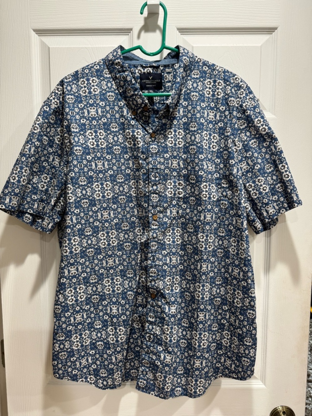 American Eagle Outfitters Men’s Navy and White Short-Sleeve Button-Up Shirt